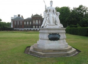 Princess Louise 's statue of Queen Victoria can be seen at Kensington Palace. 