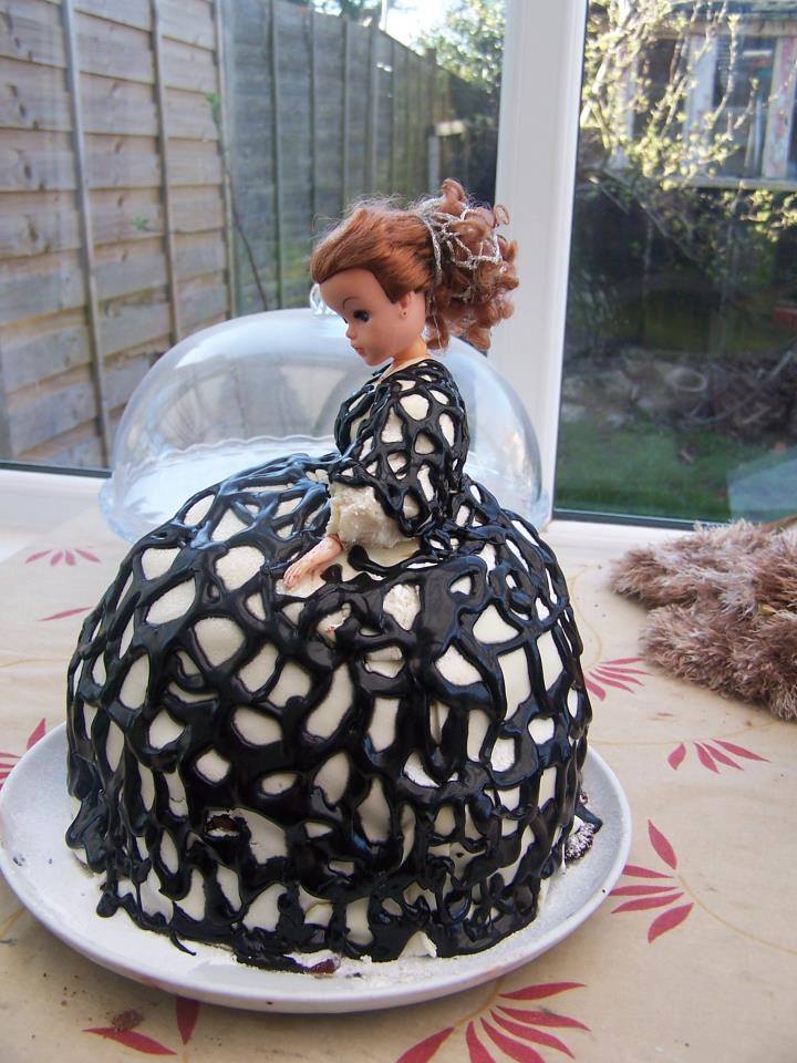 Thank you to Kirsty Stonell Walker for letting me share a photo of her Sidonia-inspired cake!